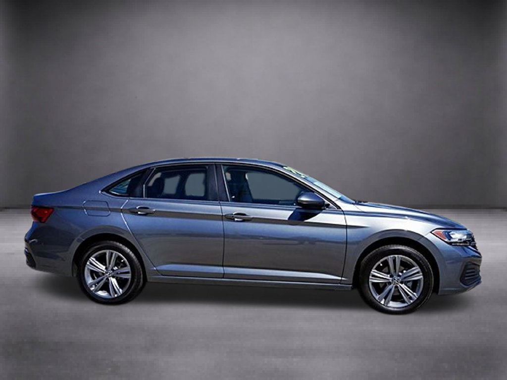 Used 2024 Volkswagen Jetta SE FWD image 3