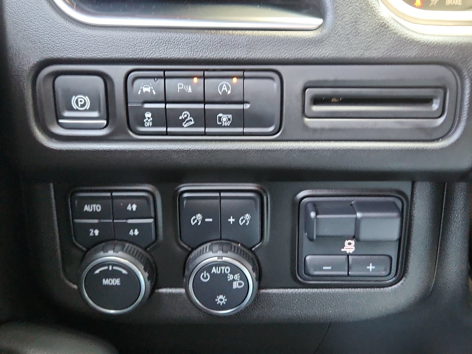Used 2024 Chevrolet Tahoe Z71 w/ Luxury Package AWD/4WD image 10
