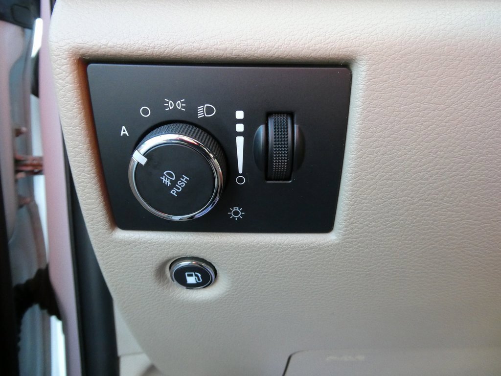 Used 2020 Jeep Grand Cherokee Laredo image 25