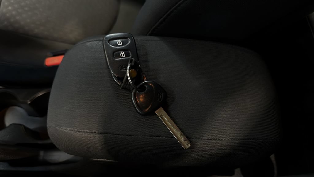 Used 2014 Hyundai Accent SE FWD image 34
