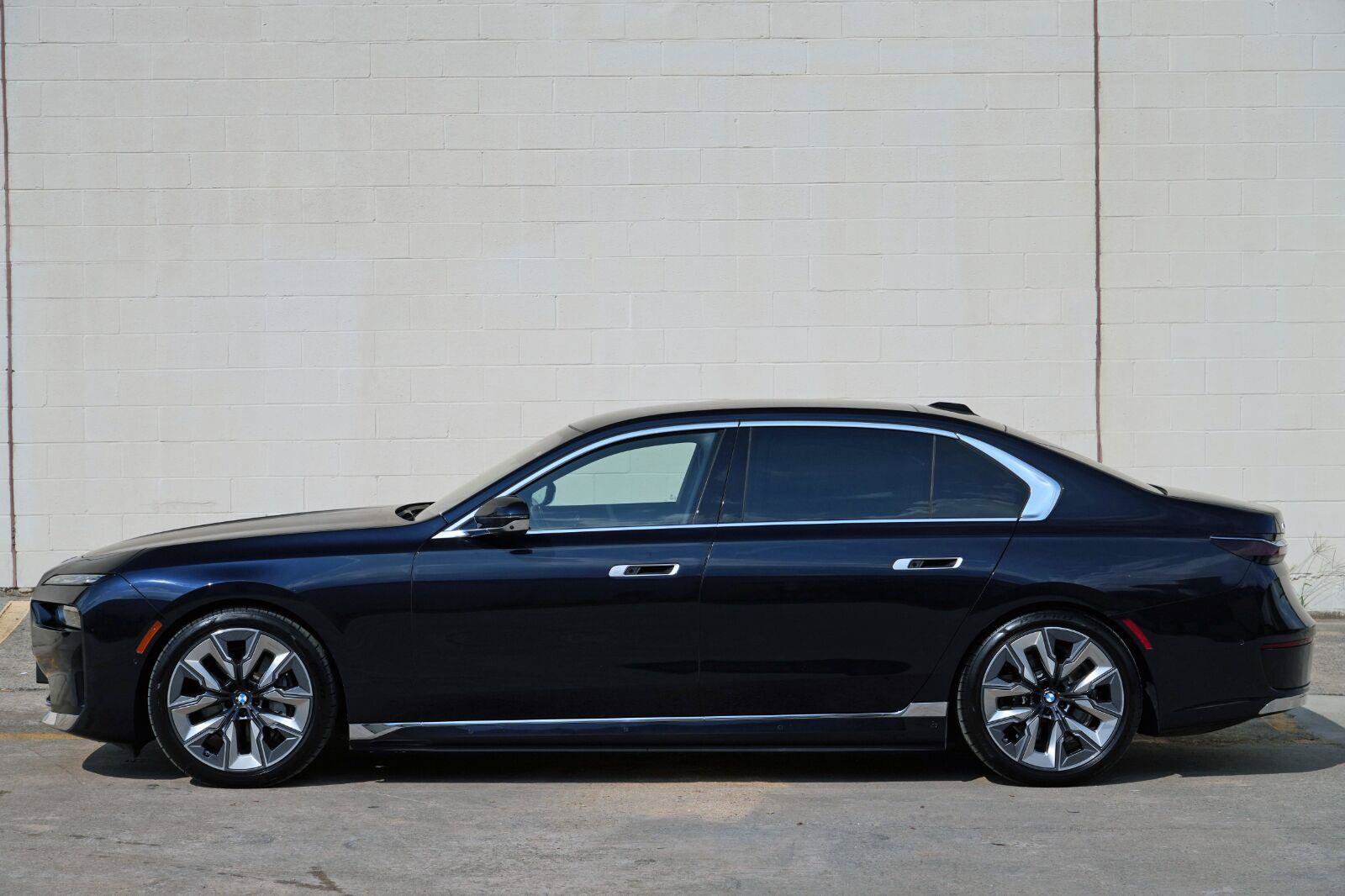 Used 2023 BMW i7 xDrive60 w/ Executive Package 2 AWD/4WD image 59