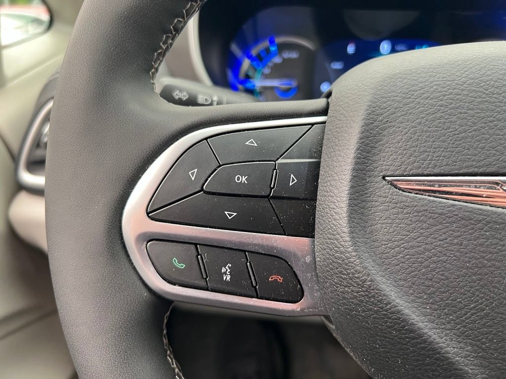 Used 2024 Chrysler Pacifica Limited FWD image 21