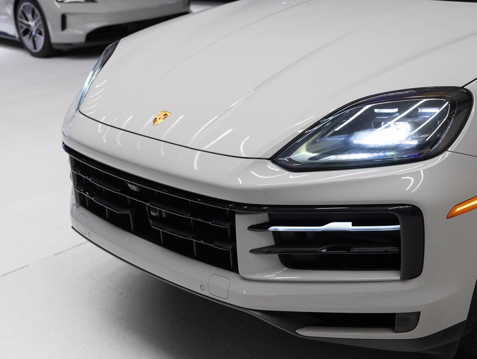 Certified 2024 Porsche Cayenne Coupe AWD/4WD image 32