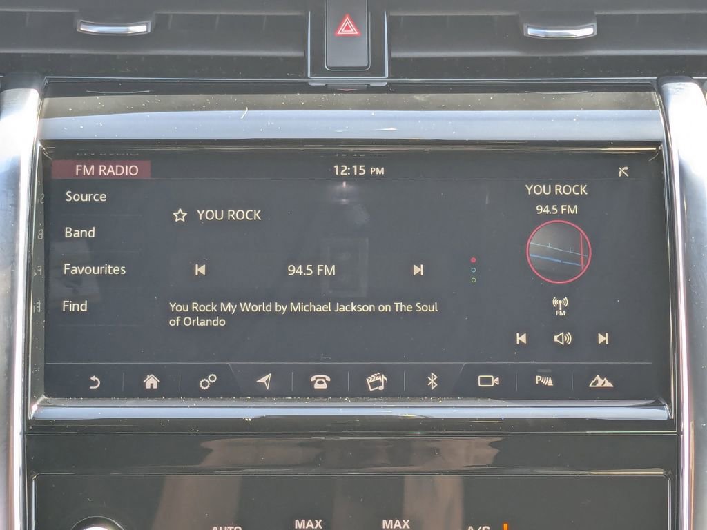 Used 2020 Land Rover Discovery Sport SE image 17