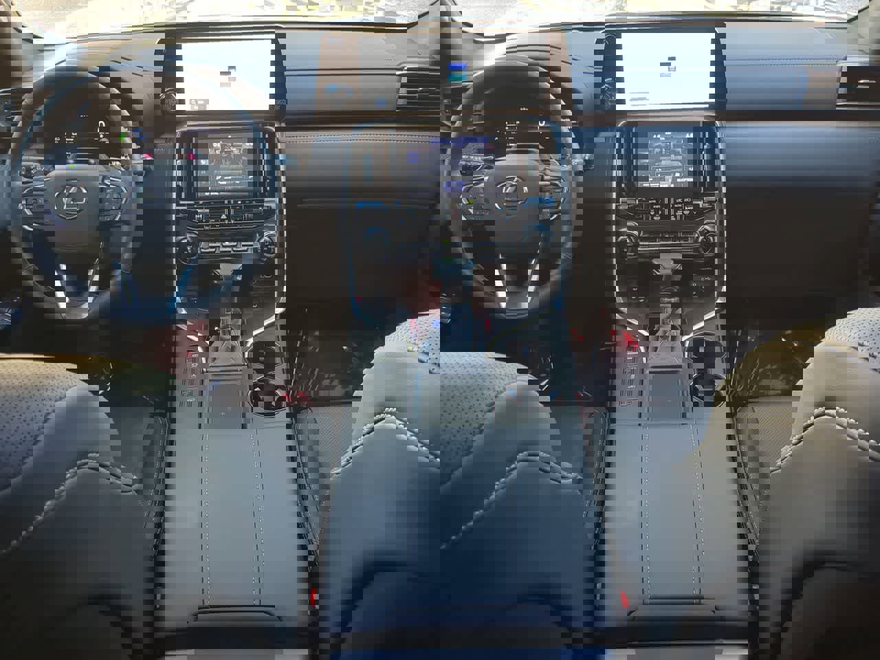 Used 2025 Lexus LX 600 4WD w/ Premium Package image 16