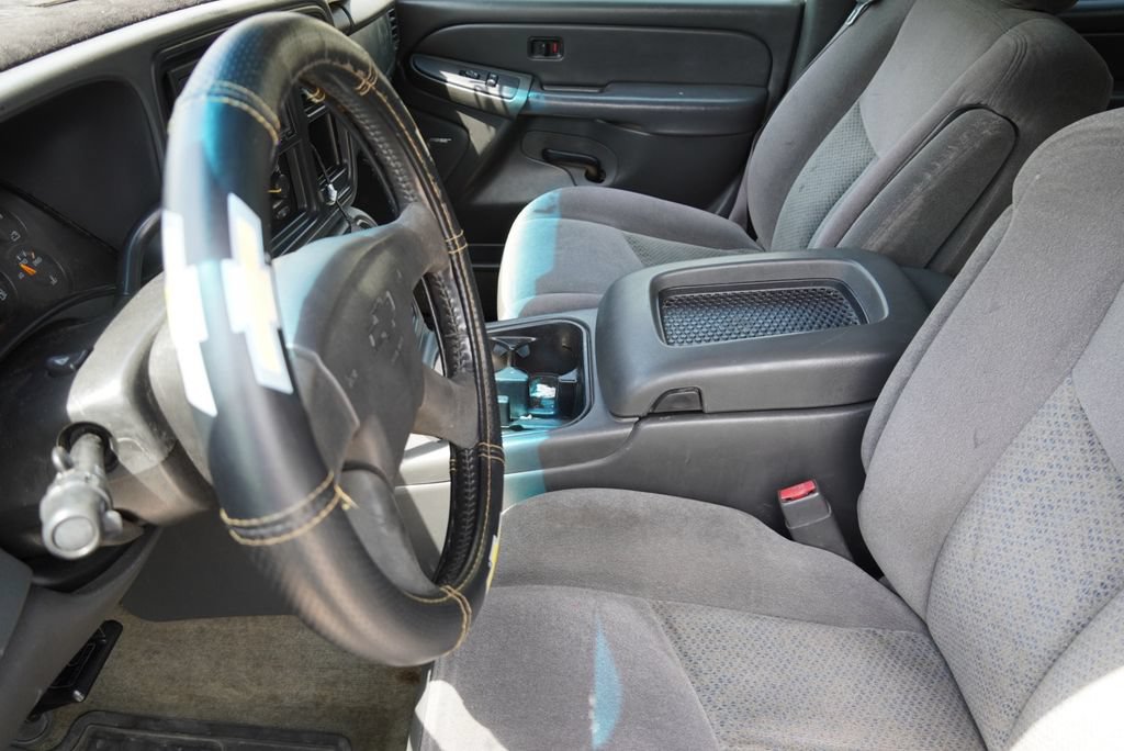 Used 2005 Chevrolet Silverado 2500 LS w/ Heavy-Duty Power Package AWD/4WD image 13