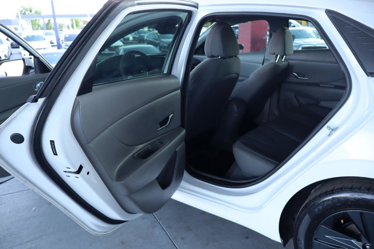 Used 2021 Hyundai Elantra SEL FWD image 29