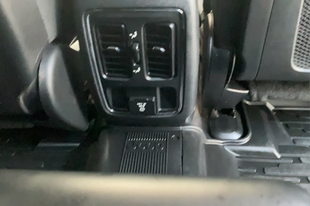 Used 2018 Jeep Grand Cherokee Altitude AWD/4WD image 28