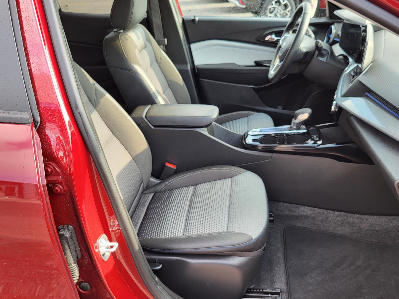 Used 2025 Chevrolet Trax LT w/ LT Convenience Package image 10