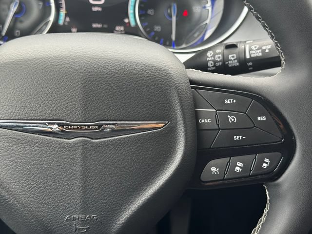 Certified 2025 Chrysler Pacifica Limited FWD image 26