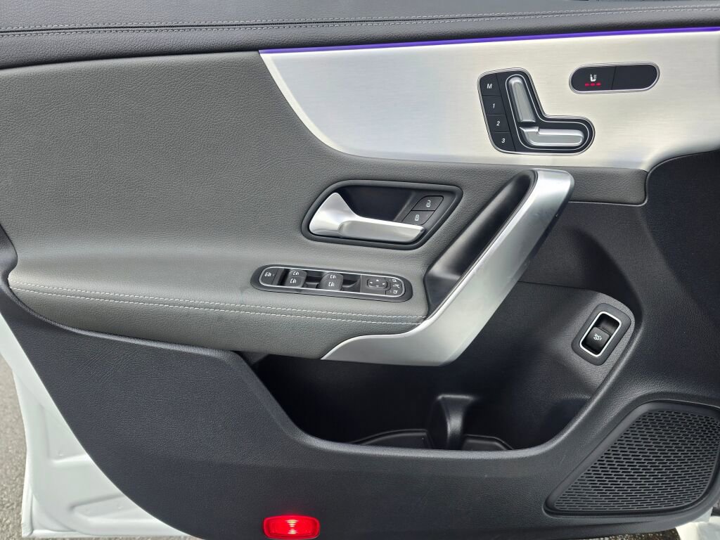 Used 2023 Mercedes-Benz CLA 250 4MATIC image 32