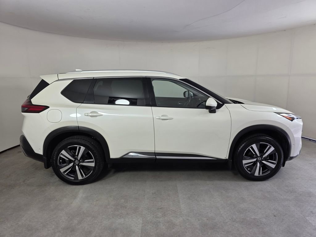 Used 2021 Nissan Rogue Platinum image 3