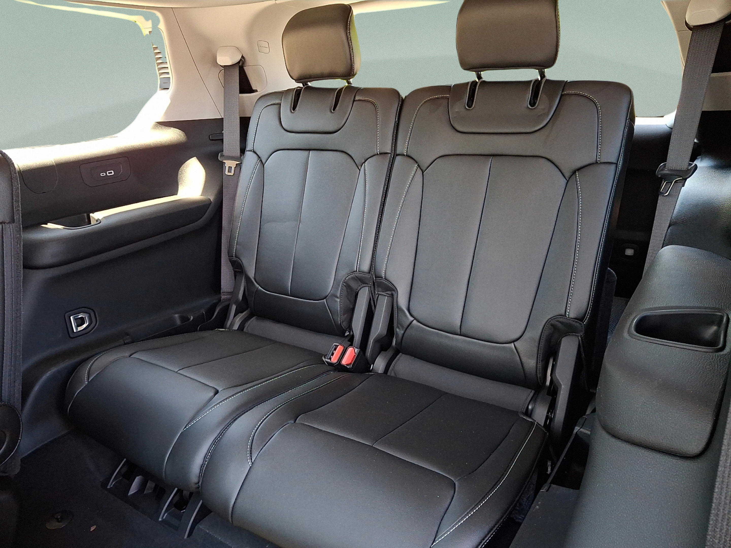 Certified 2023 Jeep Grand Cherokee L Limited w/ Black Appearance Package AWD/4WD image 11