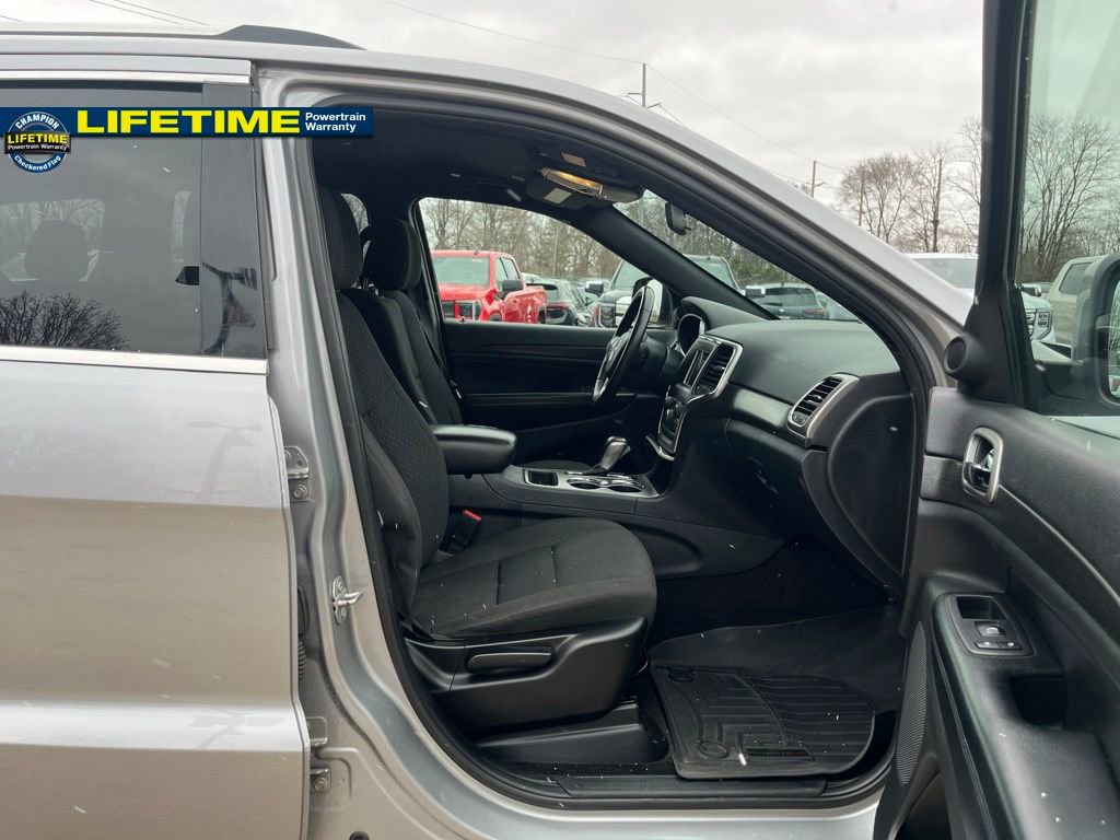 Used 2018 Jeep Grand Cherokee Laredo image 32