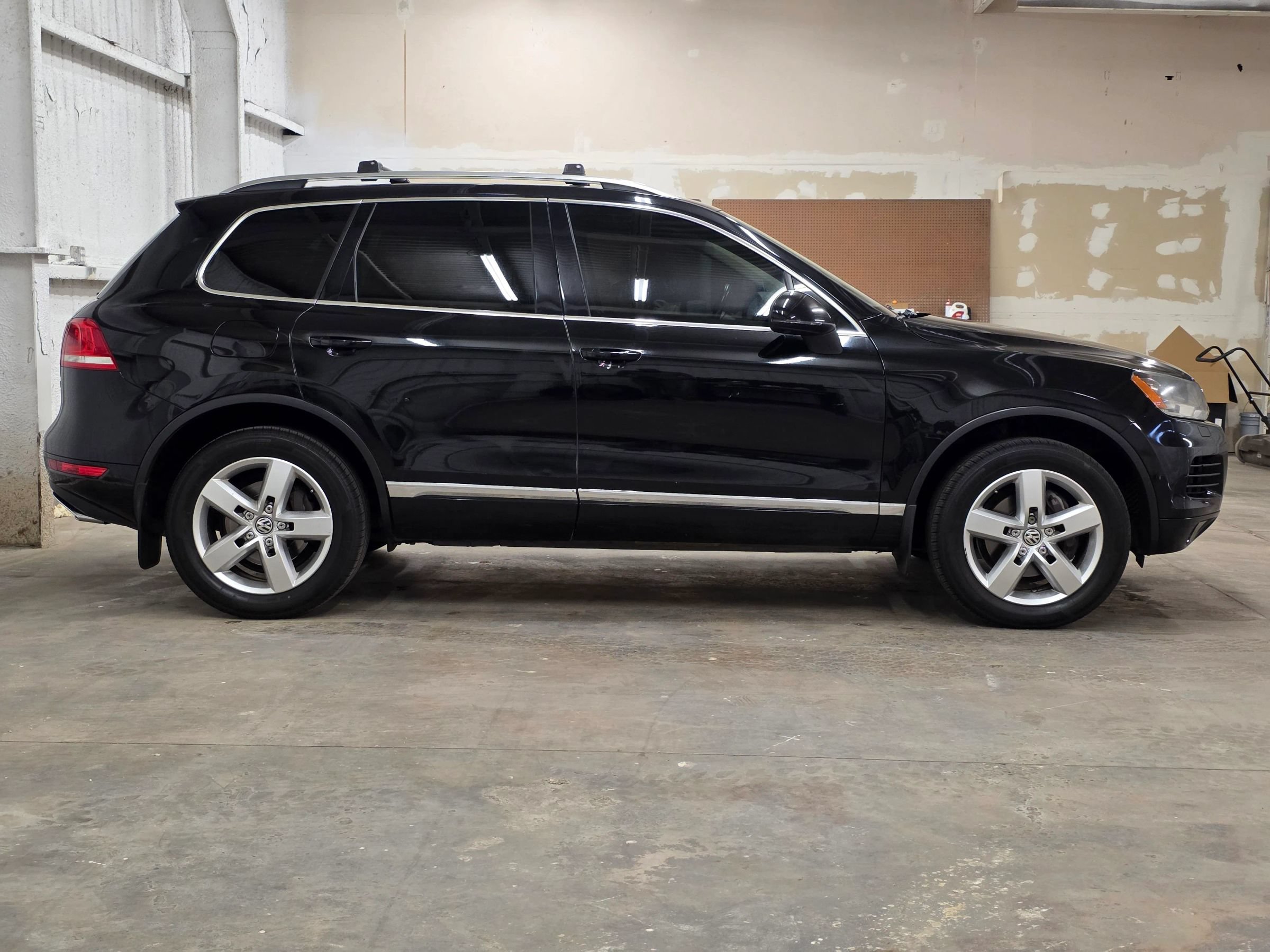 Used 2013 Volkswagen Touareg TDI AWD/4WD image 5