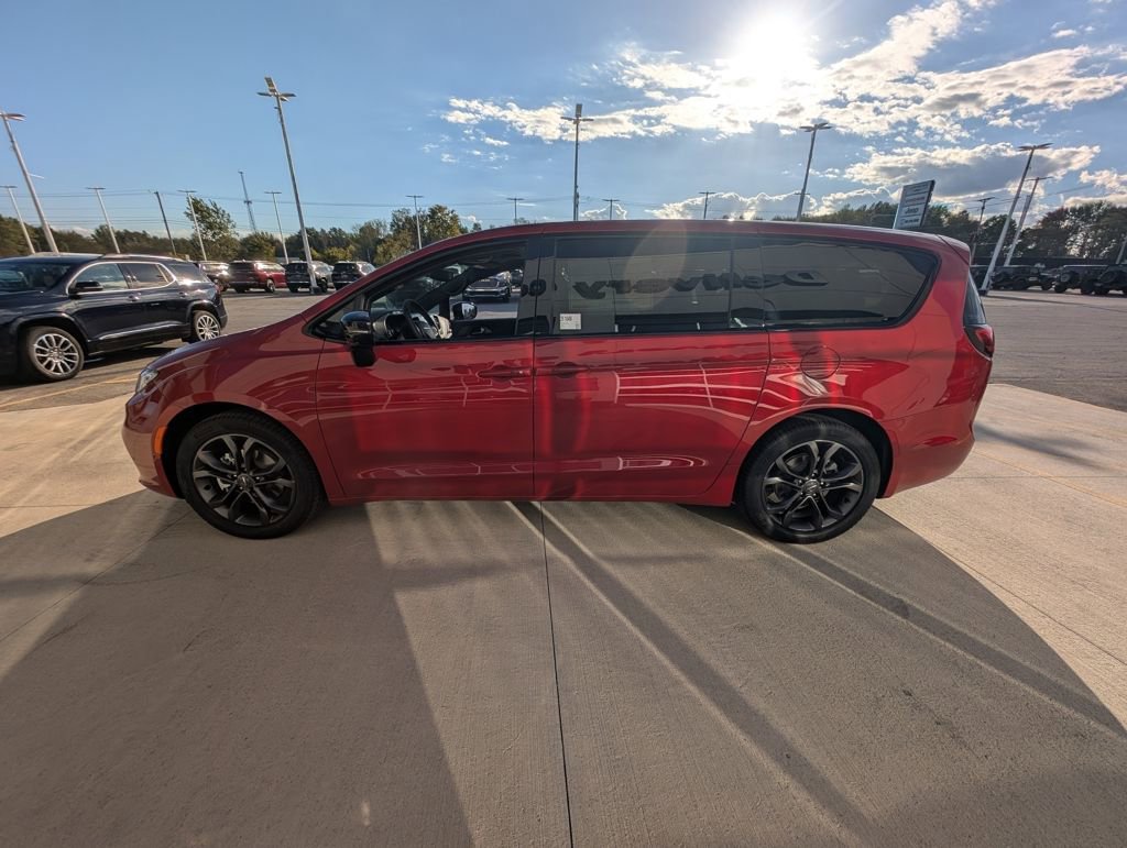 New 2026 Chrysler Pacifica Select image 7