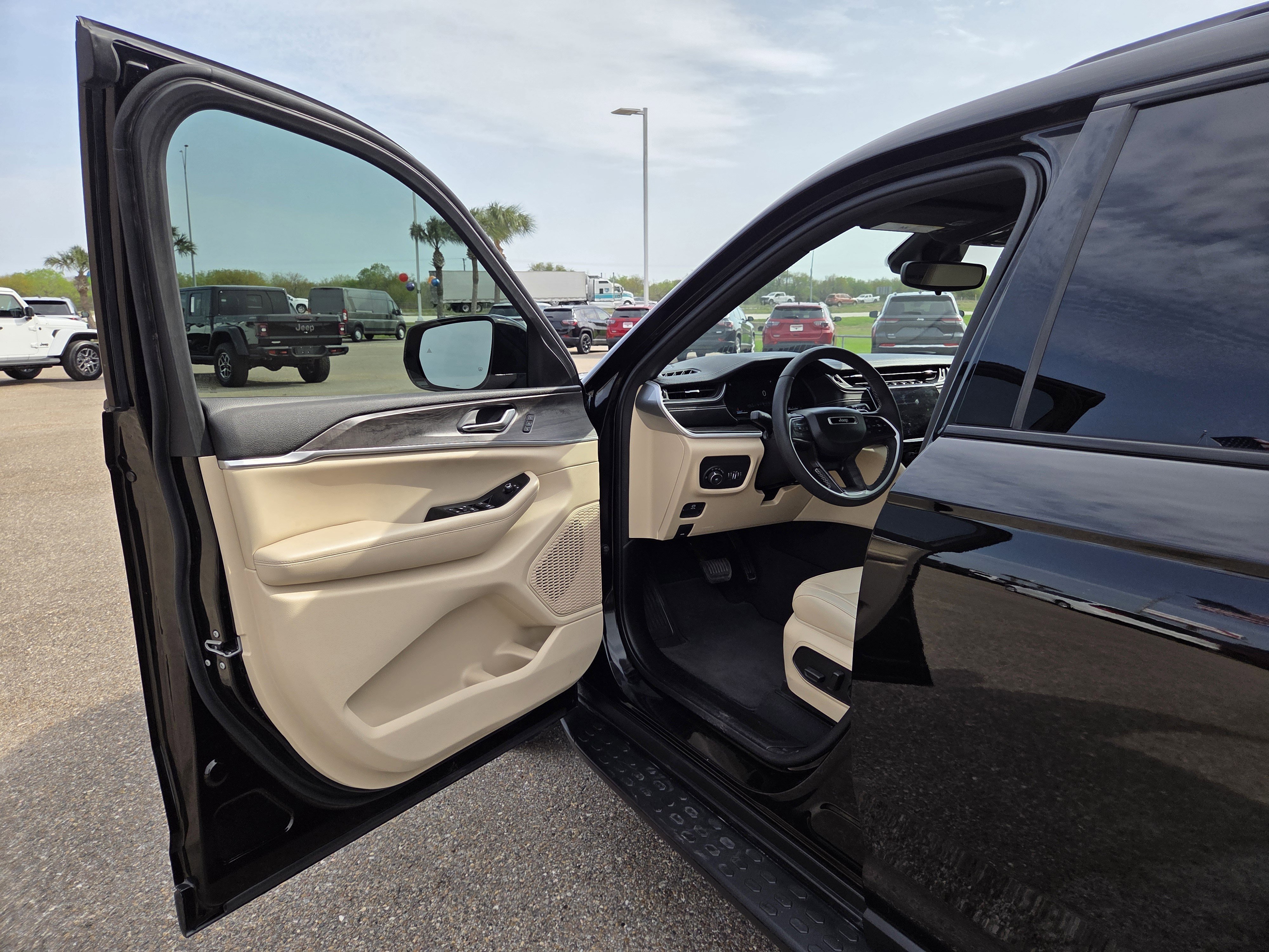 Used 2024 Jeep Grand Cherokee L Limited w/ Black Appearance Package image 12