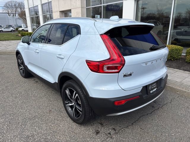 Used 2025 Volvo XC40 B5 Core image 3