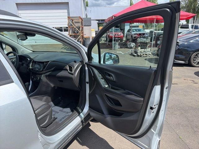 Used 2022 Chevrolet Trax LT w/ Driver Confidence Package AWD/4WD image 16