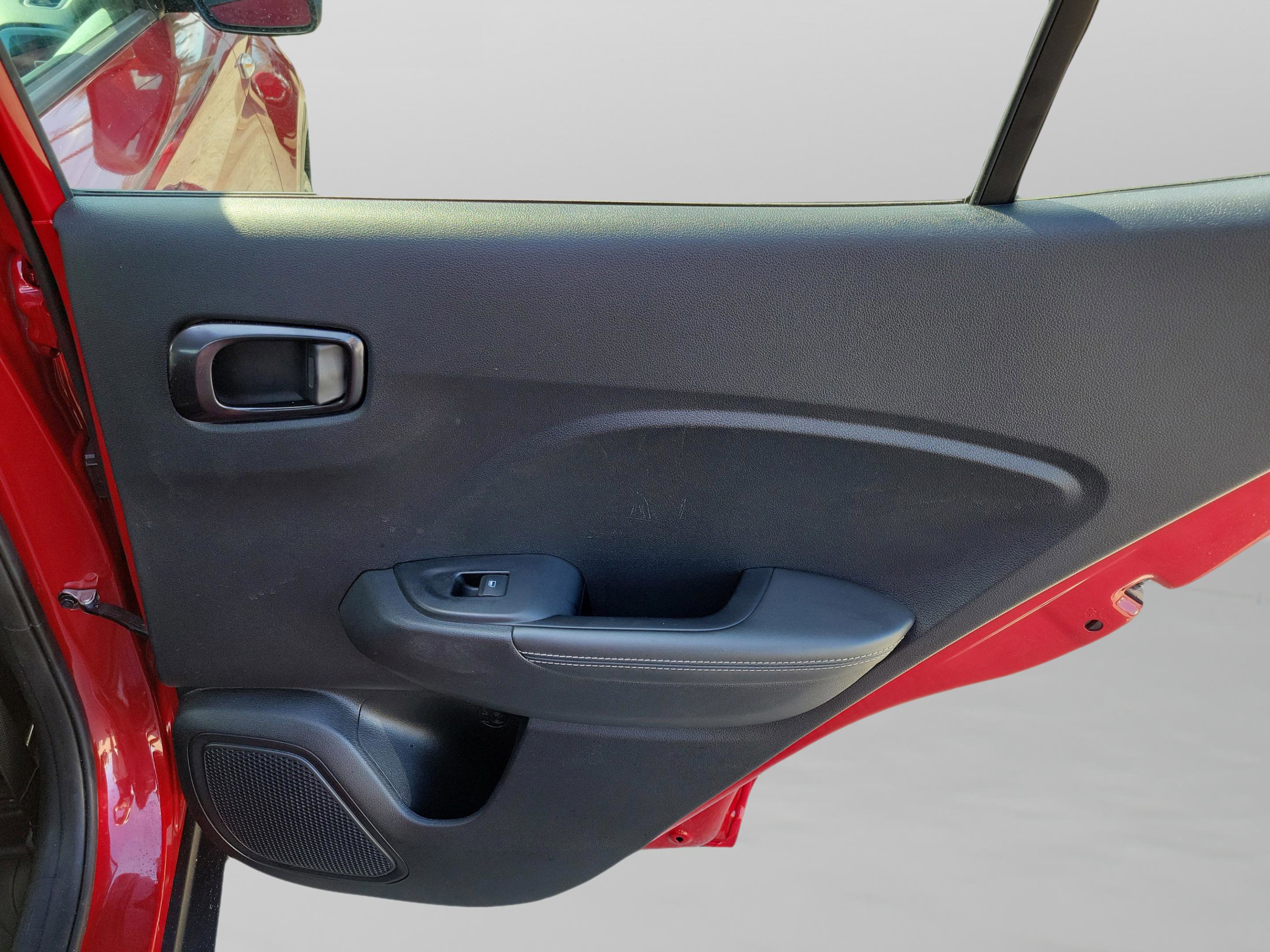 Used 2023 Hyundai Venue Limited image 11