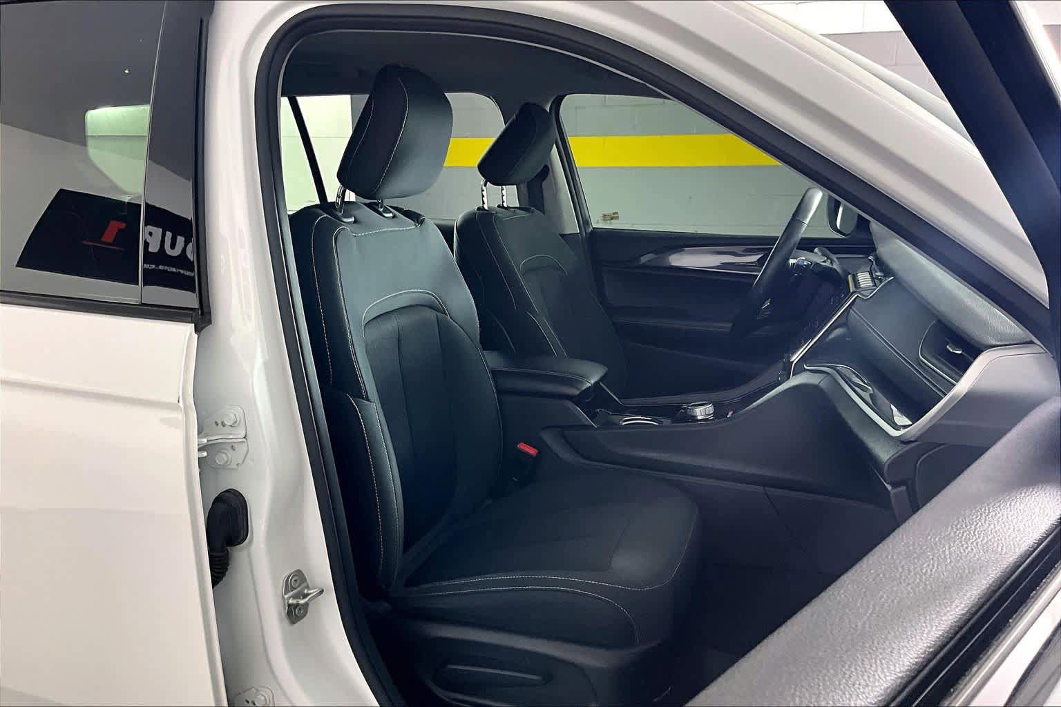 Used 2021 Jeep Grand Cherokee L Laredo w/ Luxury Tech Group I image 9