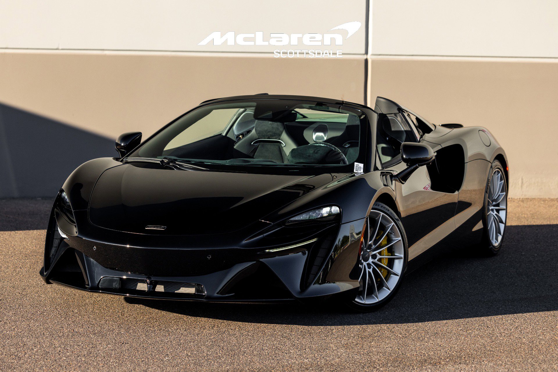 Used 2025 McLaren Artura Spider image 1