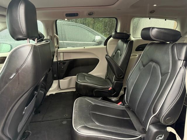 Used 2023 Chrysler Pacifica Limited FWD image 13