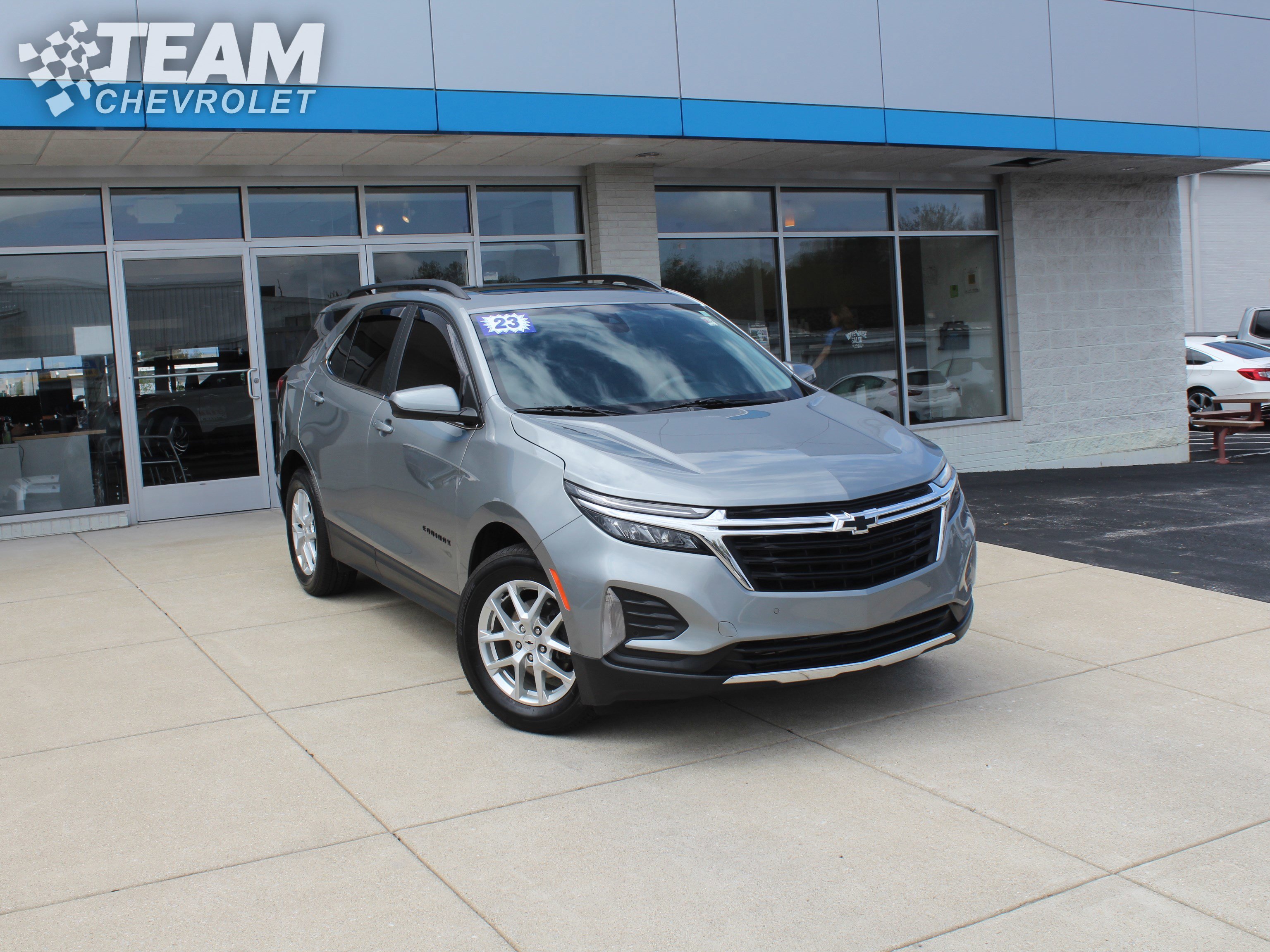Used 2023 Chevrolet Equinox LT AWD/4WD image 2