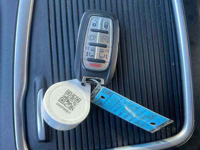 Used 2023 Chrysler Pacifica Touring-L FWD image 18