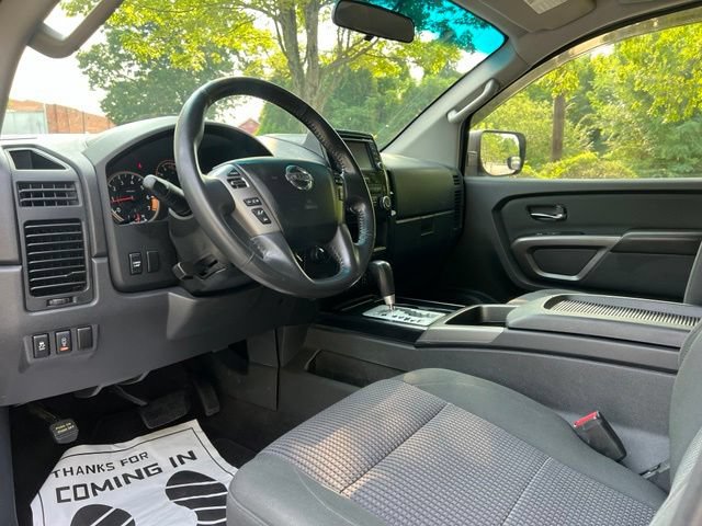 Used 2015 Nissan Titan SV w/ SV Value Truck Package AWD/4WD image 10