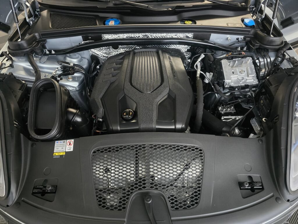 Certified 2023 Porsche Macan AWD/4WD image 11