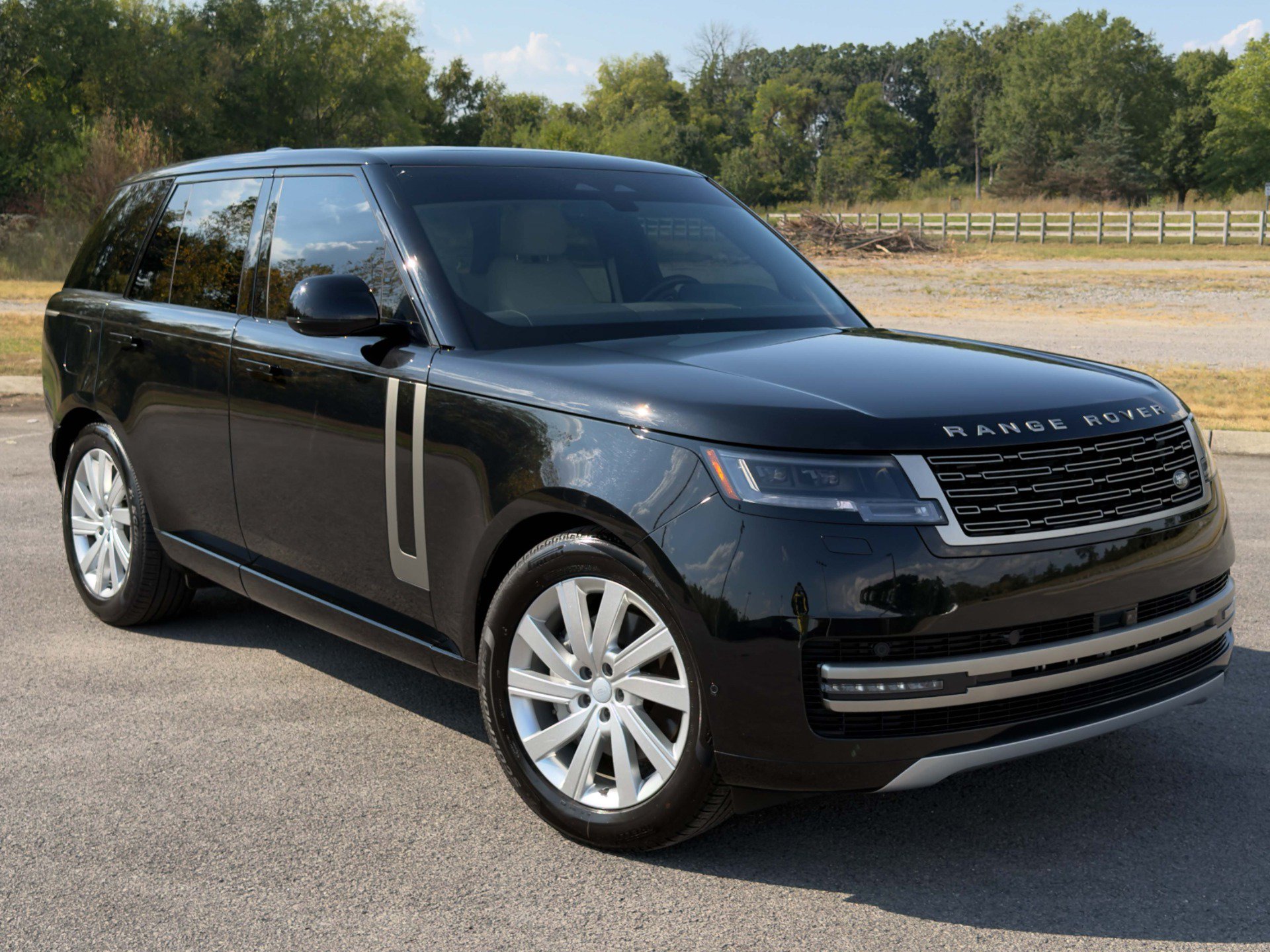 Used 2025 Land Rover Range Rover SE AWD/4WD image 1