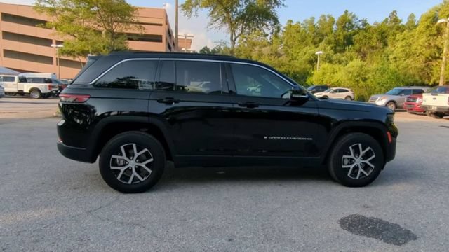 Used 2025 Jeep Grand Cherokee Limited AWD/4WD image 32