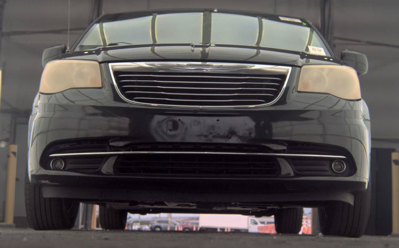 Used 2014 Chrysler Town & Country Touring FWD image 3