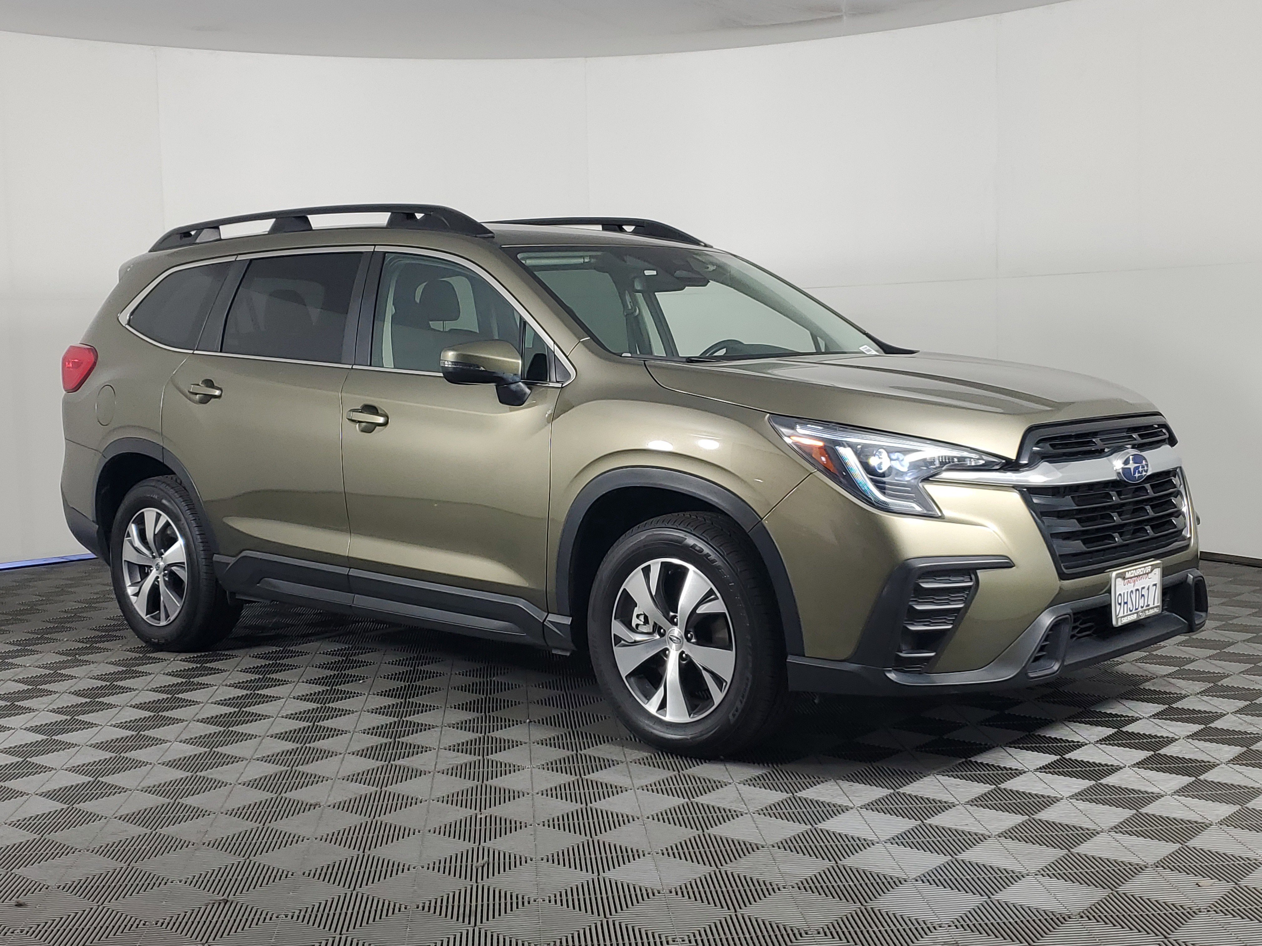 Used 2023 Subaru Ascent Premium image 2