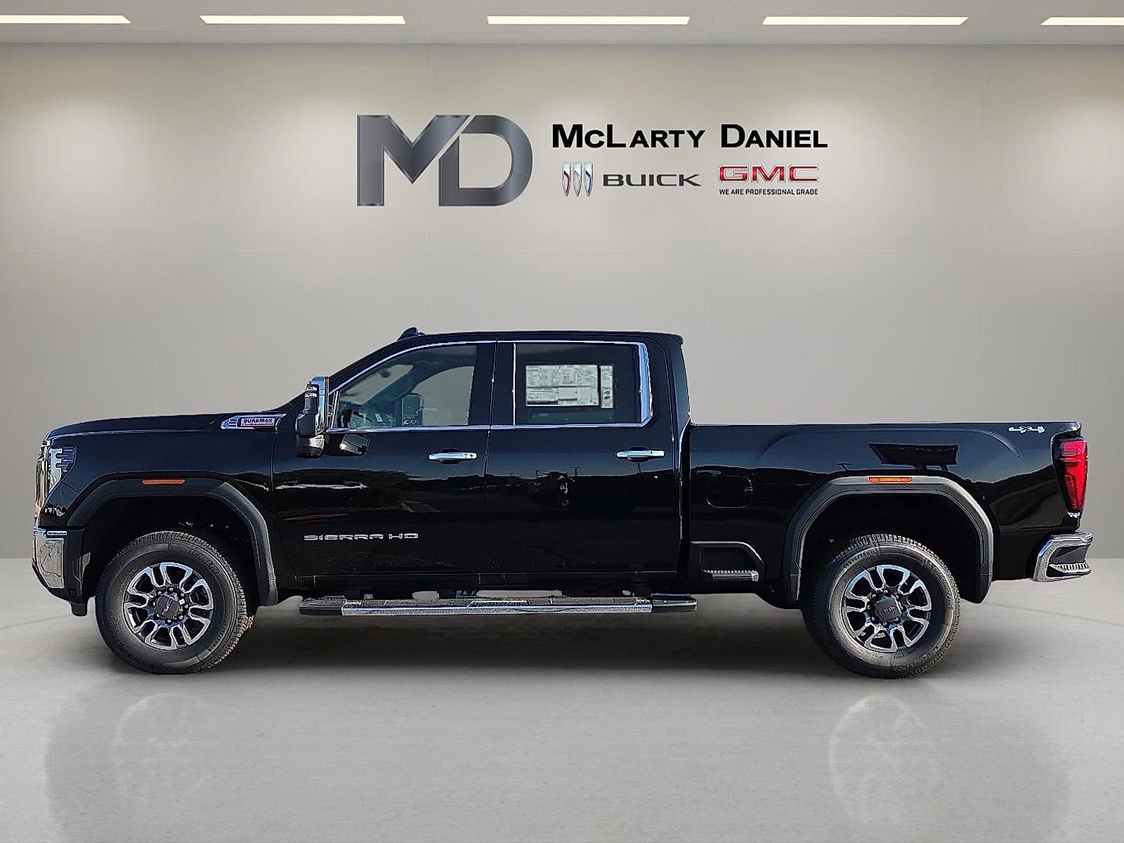 Used 2025 GMC Sierra 2500 SLT w/ SLT Convenience Package image 3