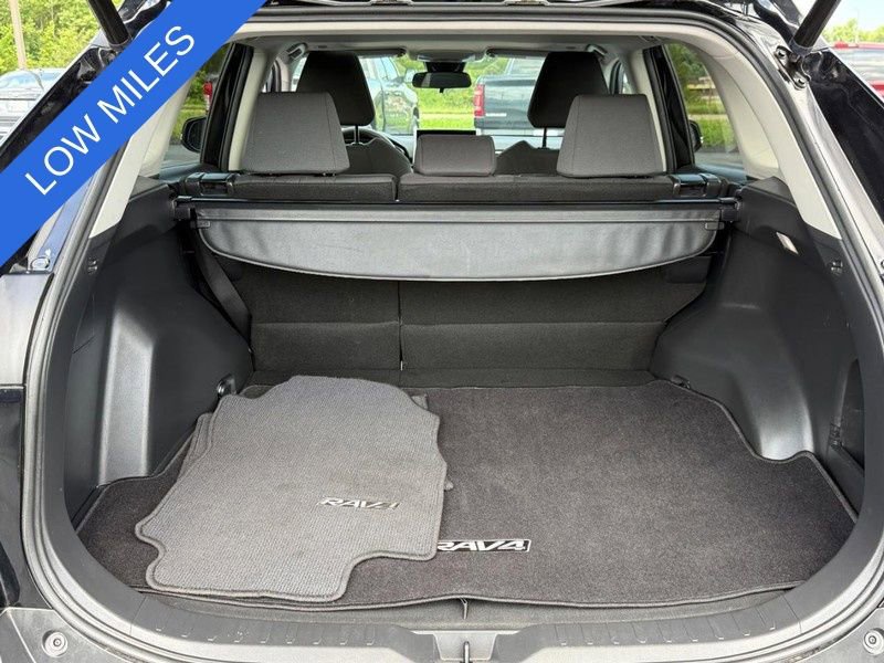 Used 2023 Toyota RAV4 XLE w/ Convenience Package image 4