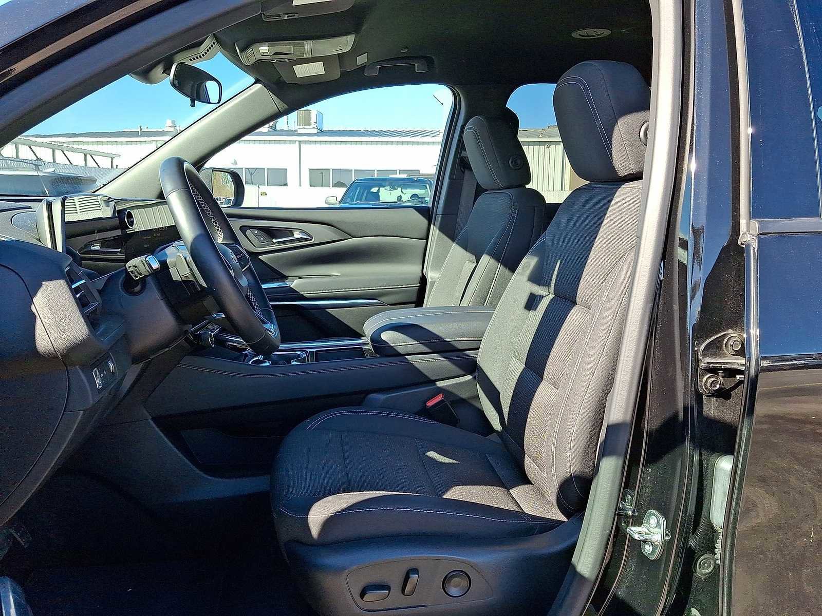 Used 2025 Chevrolet Traverse LT image 24