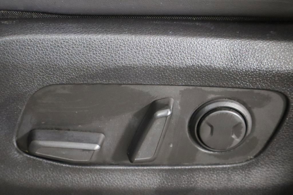 Used 2022 Kia Carnival LX FWD image 24