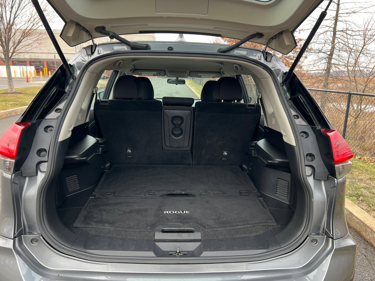 Used 2018 Nissan Rogue S image 9