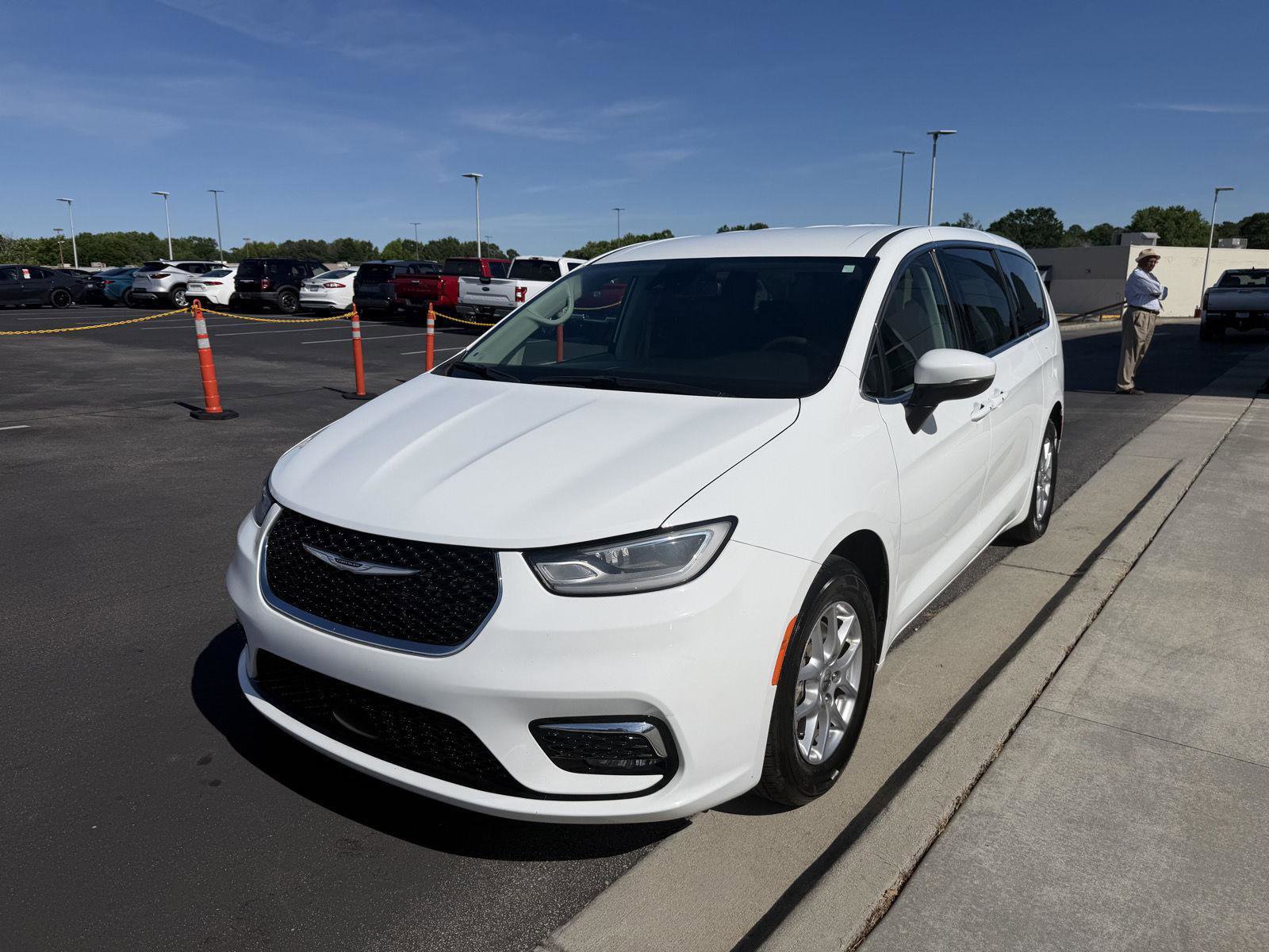 Used 2023 Chrysler Pacifica Touring-L FWD image 3