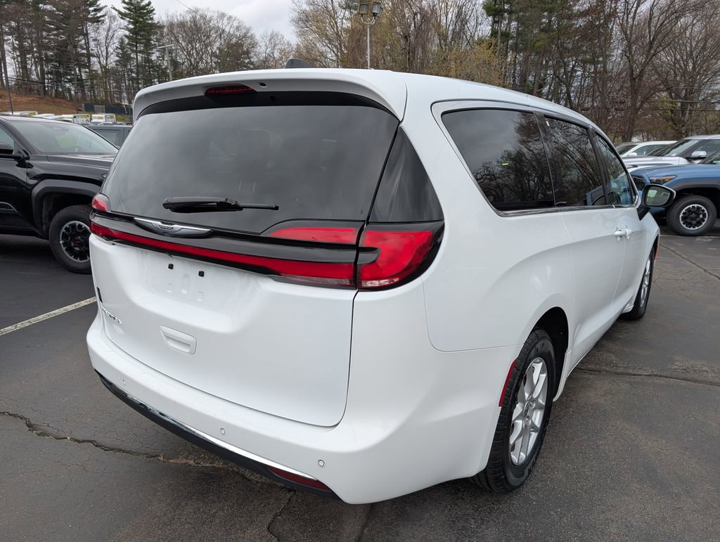 Used 2023 Chrysler Pacifica Touring-L FWD image 7