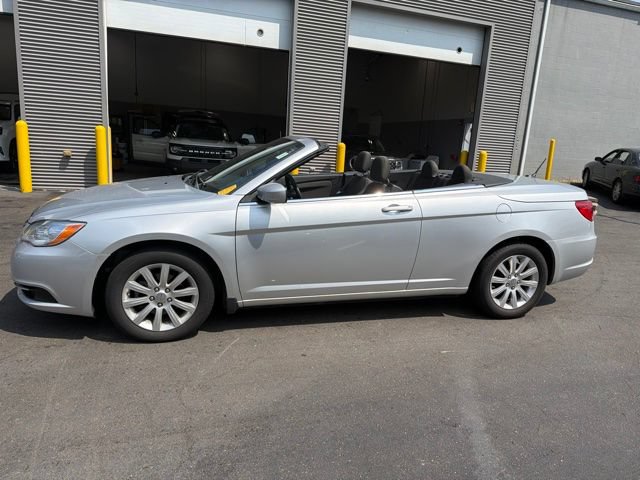 Used 2011 Chrysler 200 Touring w/ Cold Weather Group FWD image 4