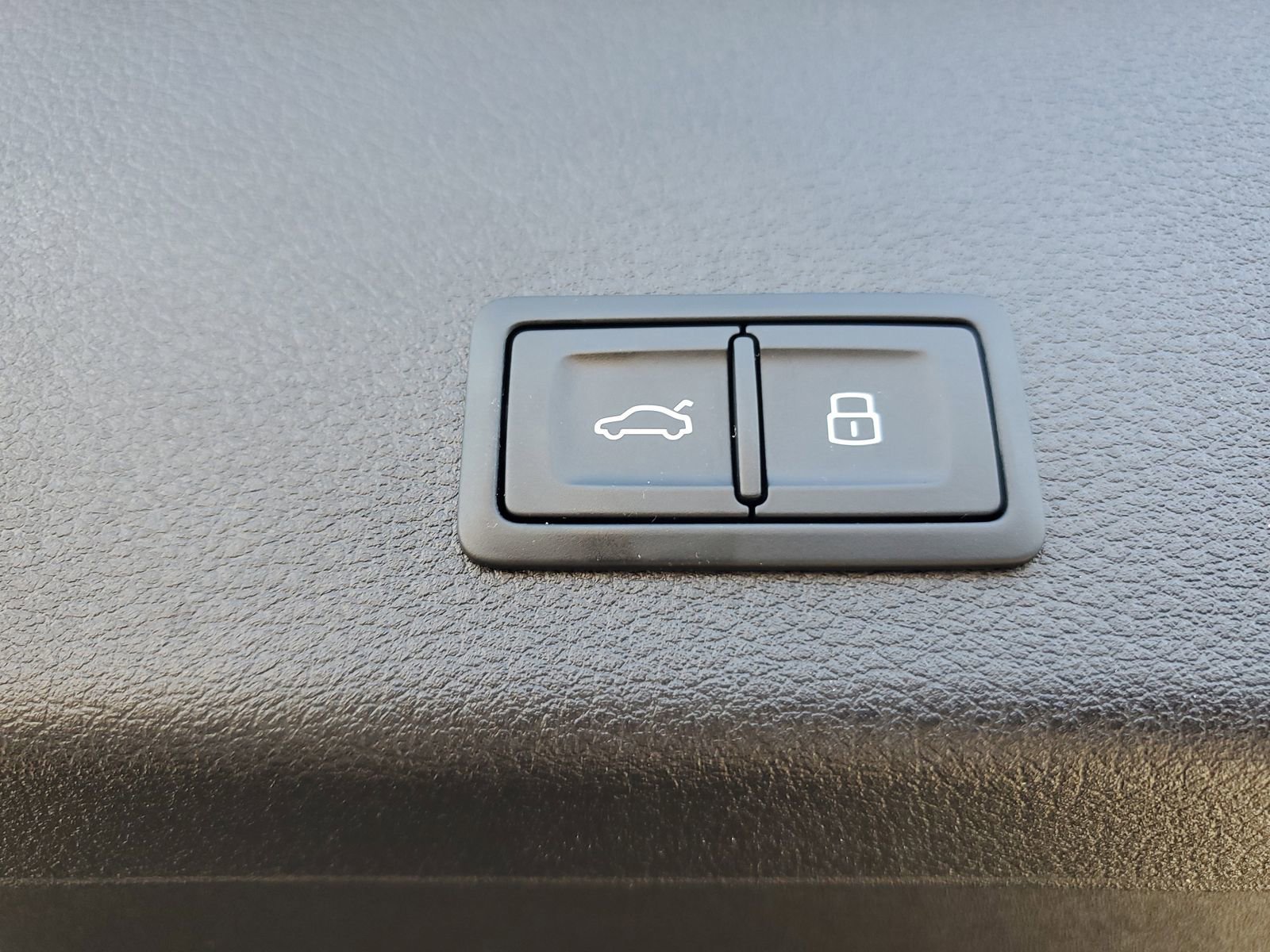 Used 2024 Audi Q8 e-tron Premium Plus w/ Premium Plus Package image 9