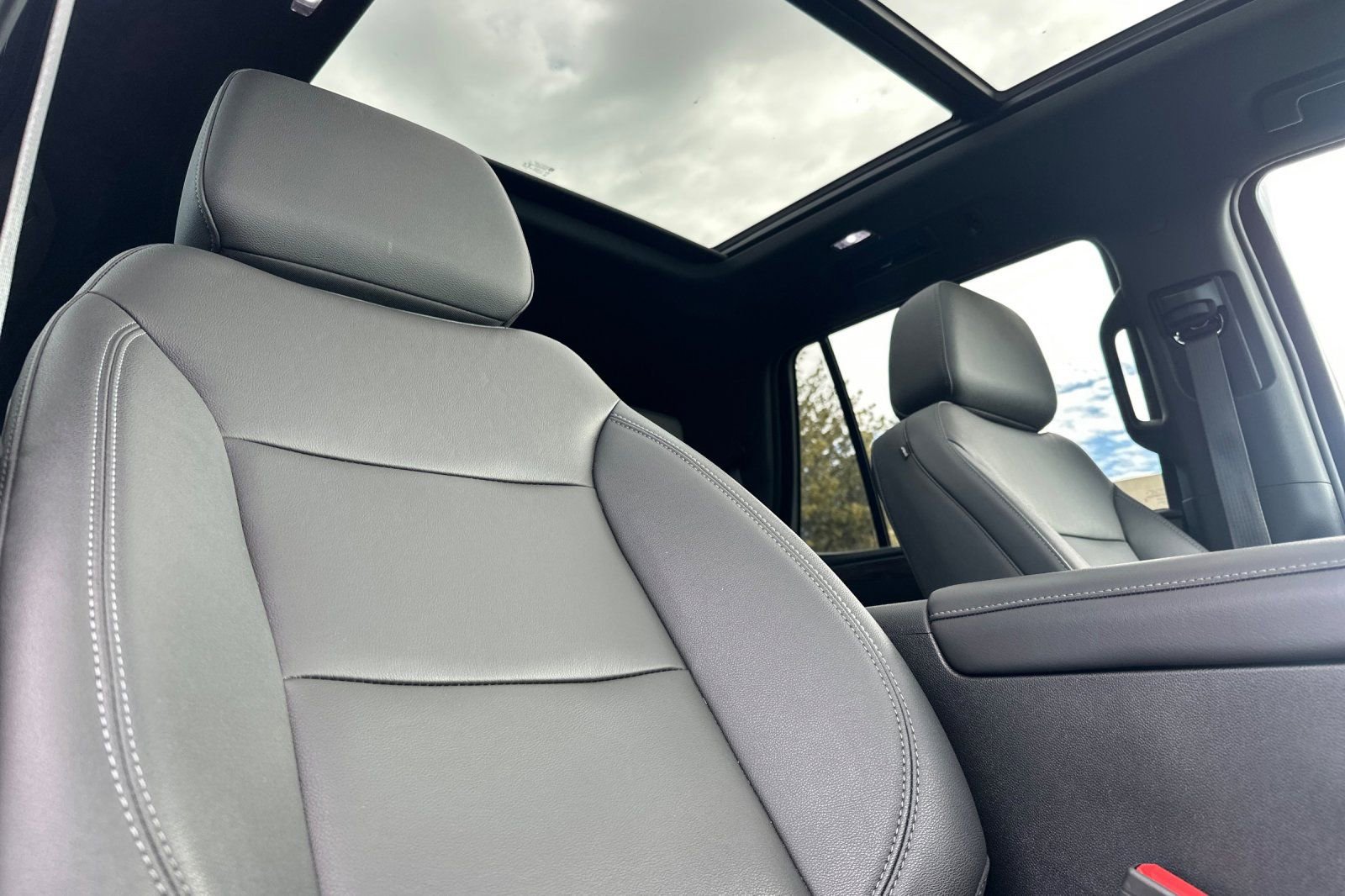 Used 2022 Chevrolet Tahoe Z71 w/ Z71 Off-Road Package AWD/4WD image 20