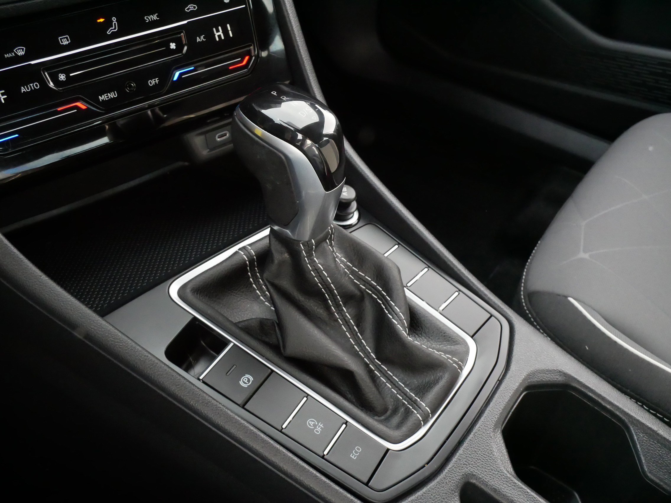 Certified 2025 Volkswagen Jetta Sport FWD image 24