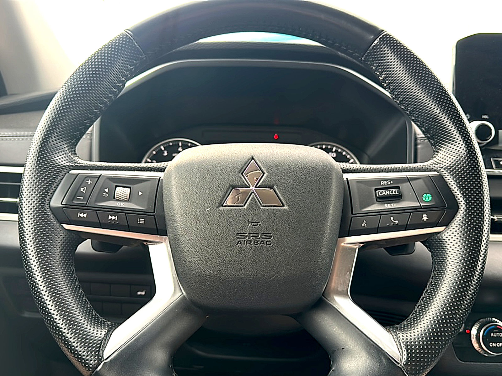 Used 2024 Mitsubishi Outlander SE image 16