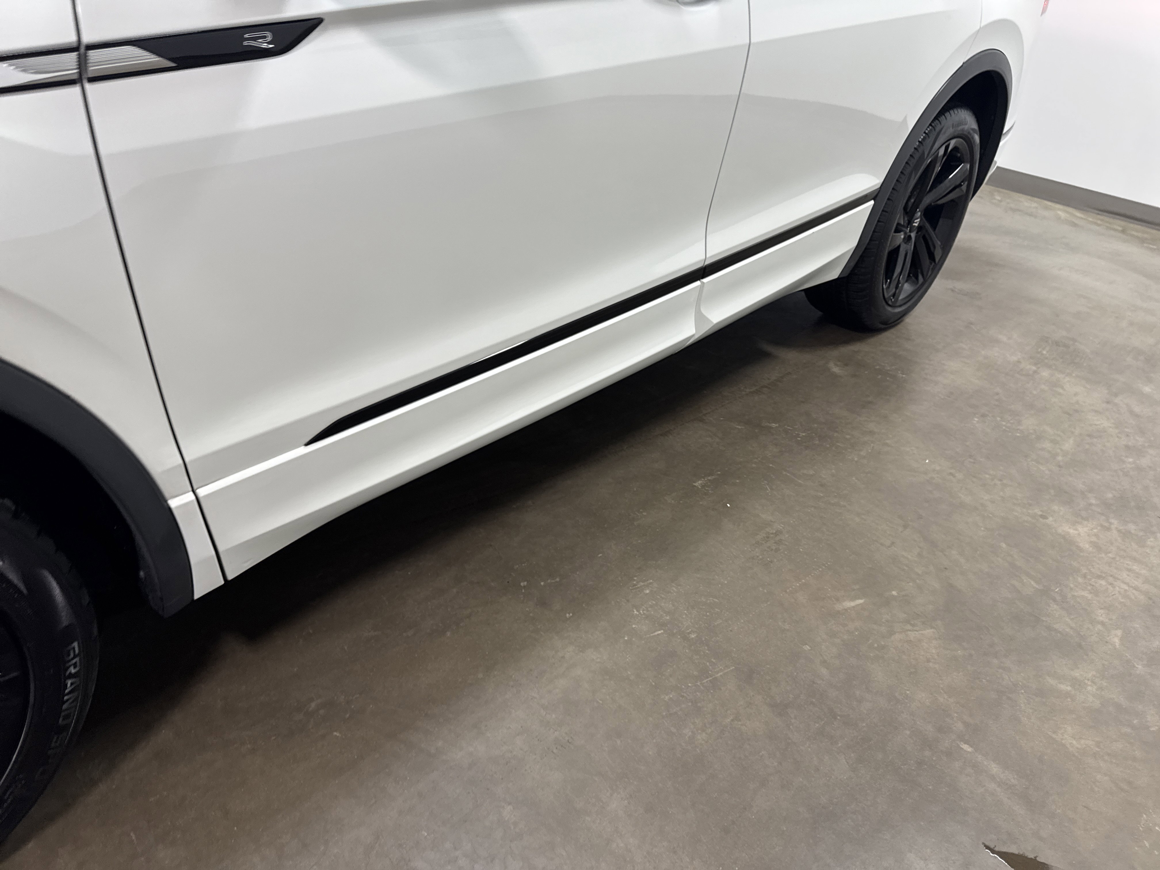 Certified 2024 Volkswagen Tiguan SE R-Line AWD/4WD image 6