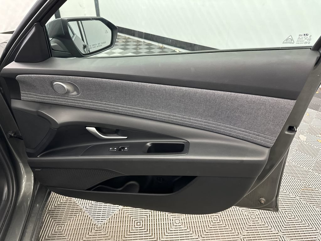 Used 2025 Hyundai Elantra Limited FWD image 15