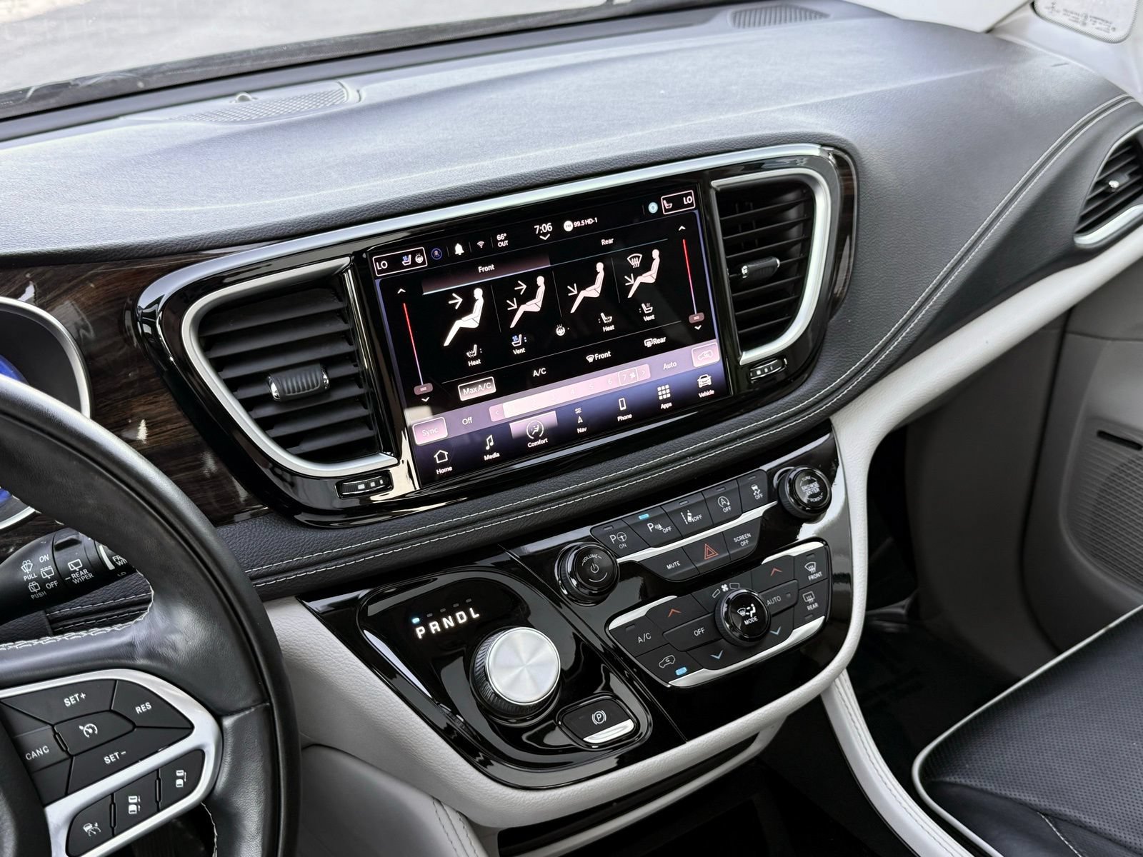 Used 2022 Chrysler Pacifica Limited FWD image 47